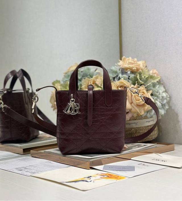 Authentic, high version #Small Dior Toujours vertical handbag pleated burgundy T