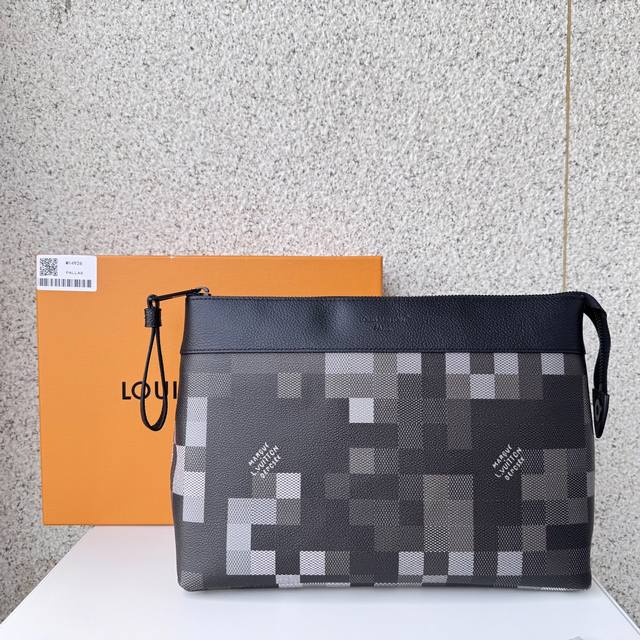 Genuine Top-grade original M14926 Clutch Finished in Damovray Black Canvas with