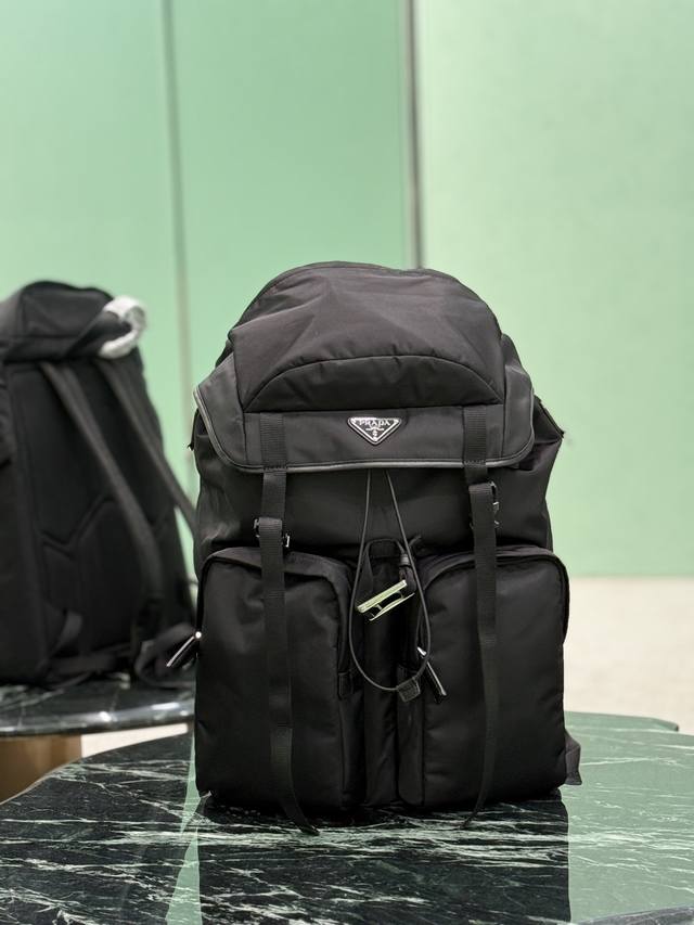 Genuine Men's Mountaineering Bag This backpack is made of imported nylon fabric