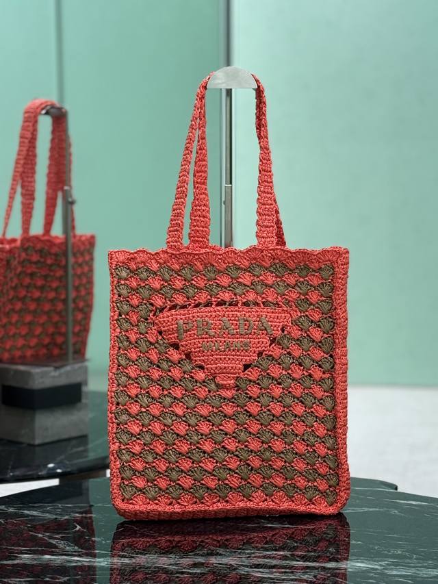 Authentic Raffia Tote Bag This soft deconstructed tote bag is made of raffia fib