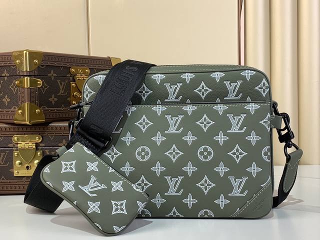 Top original Trio messenger bag M12490 Army green stripe embossed This Trio mes