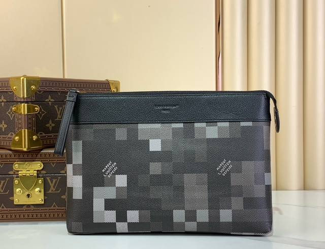 Top original M14926 This Pochette Voyage Souple clutch is made of Damoflage Bla