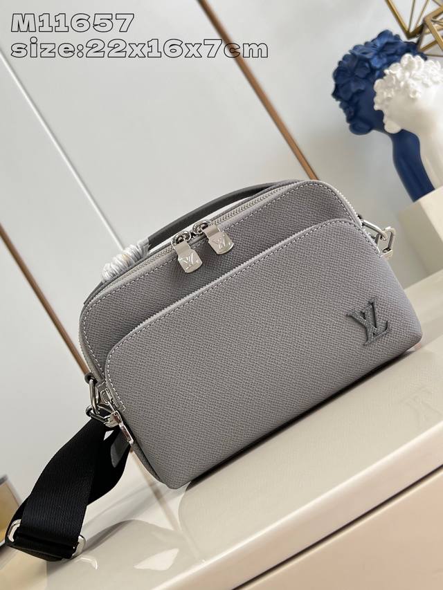Top original home photo M11657 gray This small Avenue messenger bag is made of