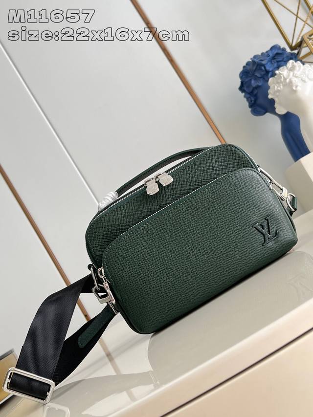 Top original home photo M11657 Green This small Avenue messenger bag is made of