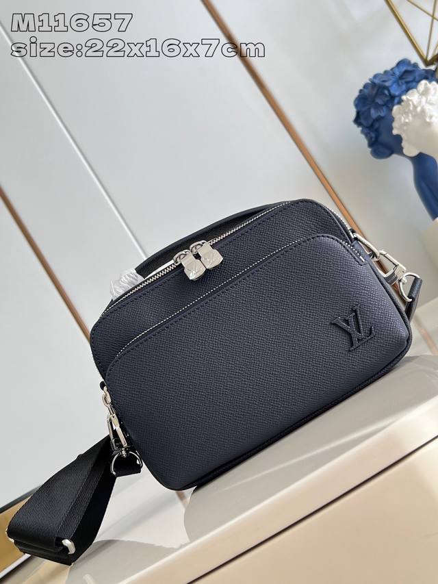 Top original home photo M11657 Blue This small Avenue messenger bag is made of