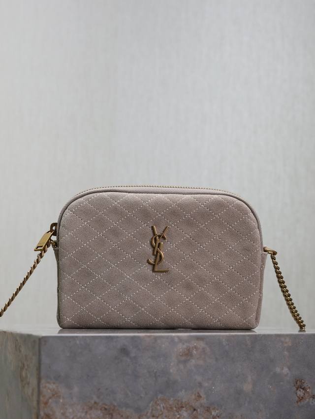 Gray frosted Gaby_Chain bag This shell bag from Y is so pretty. The soft and com