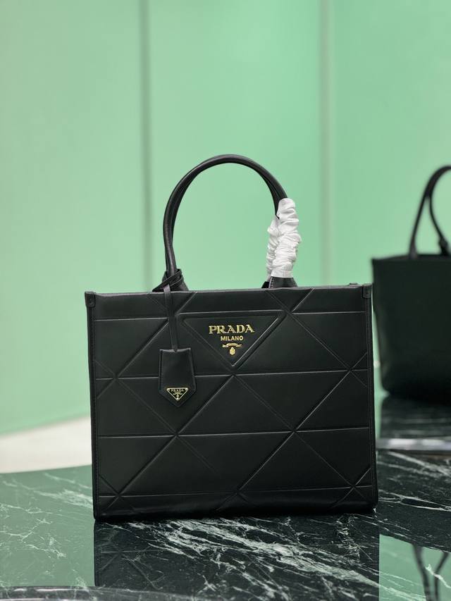 Triangle lattice tote bag medium size This tote bag is made of imported calfski