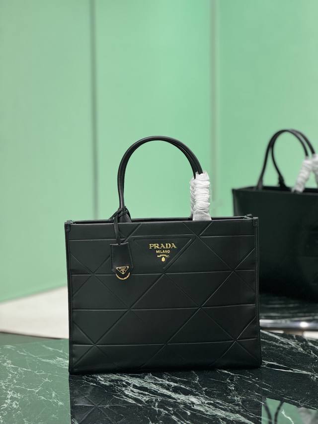 New Triangle Diamond Tote Bag Large Size This tote bag is made of imported calf