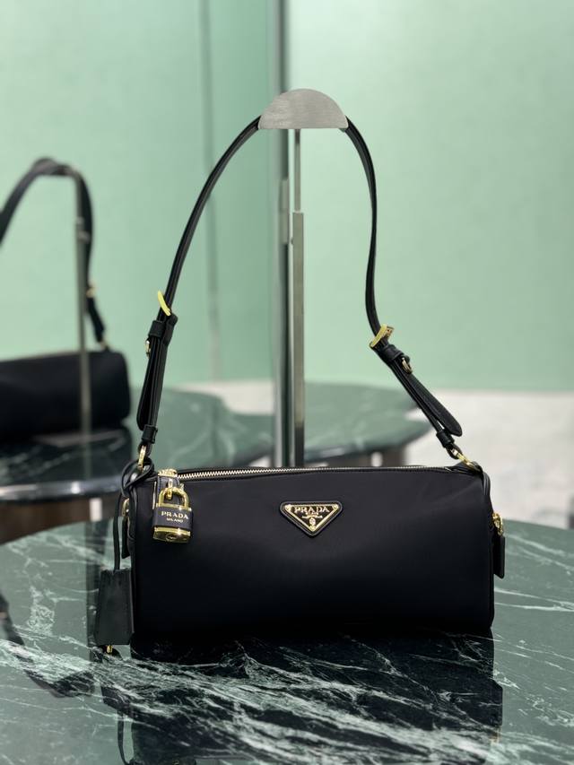 New Nylon Lock Bag This Tessuto Locker shoulder bag is modern and versatile, ma