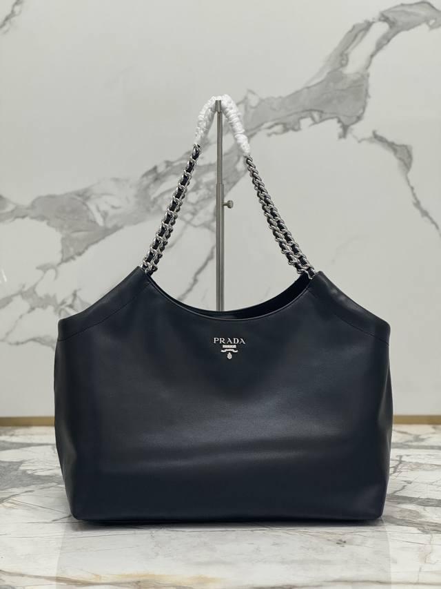 Used Hobo Bag This one is made of imported calfskin, which can be worn all year
