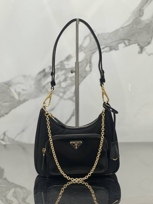 Nylon with shiny leather This simple handbag is made of nylon fabric and shiny