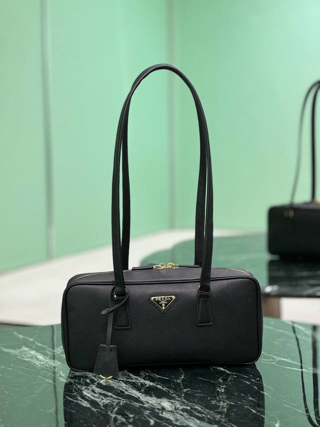 Long handle handbag This double handle handbag is made of cross-grain cowhide. T