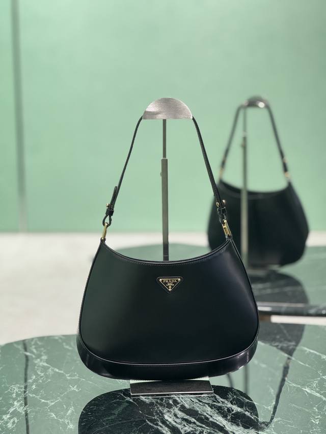 Cleo Underarm Bag Gold Hardware The popular second-hand underarm bags this year