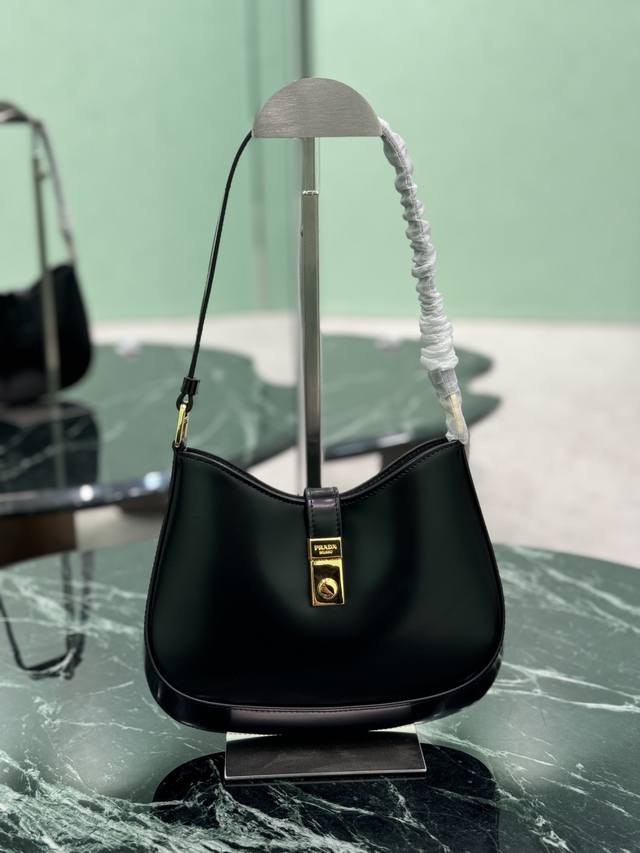 New Underarm Bag This Cheo shoulder bag is made of imported shiny cowhide, whic