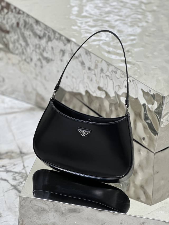 Cleo Underarm Bag The second-hand underarm bags that are very popular this year