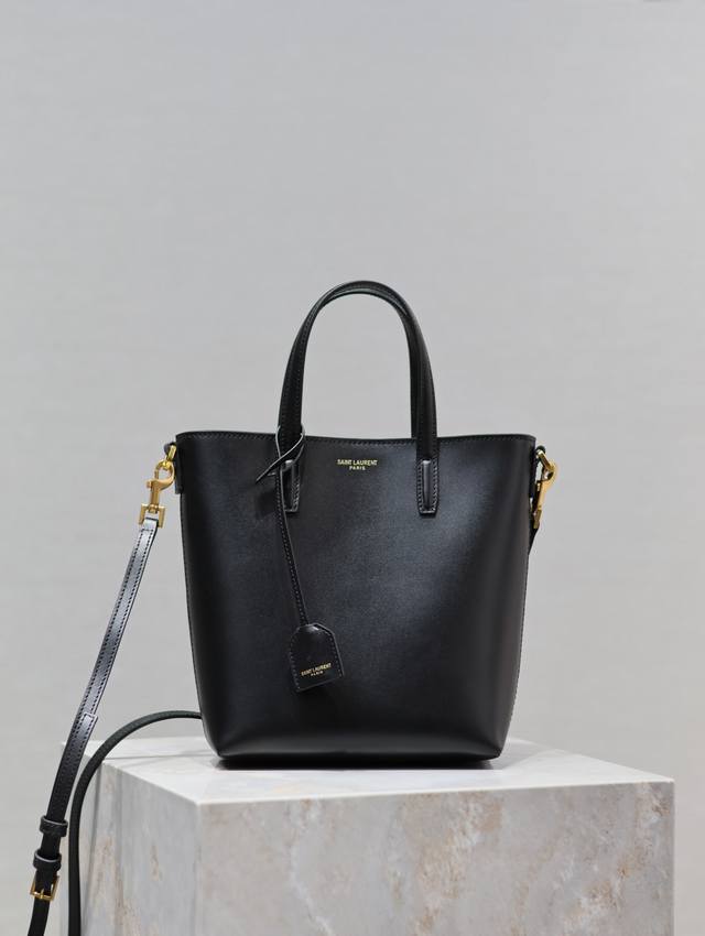 The new mini tote shopping bag, although small, can hold a lot of things! There