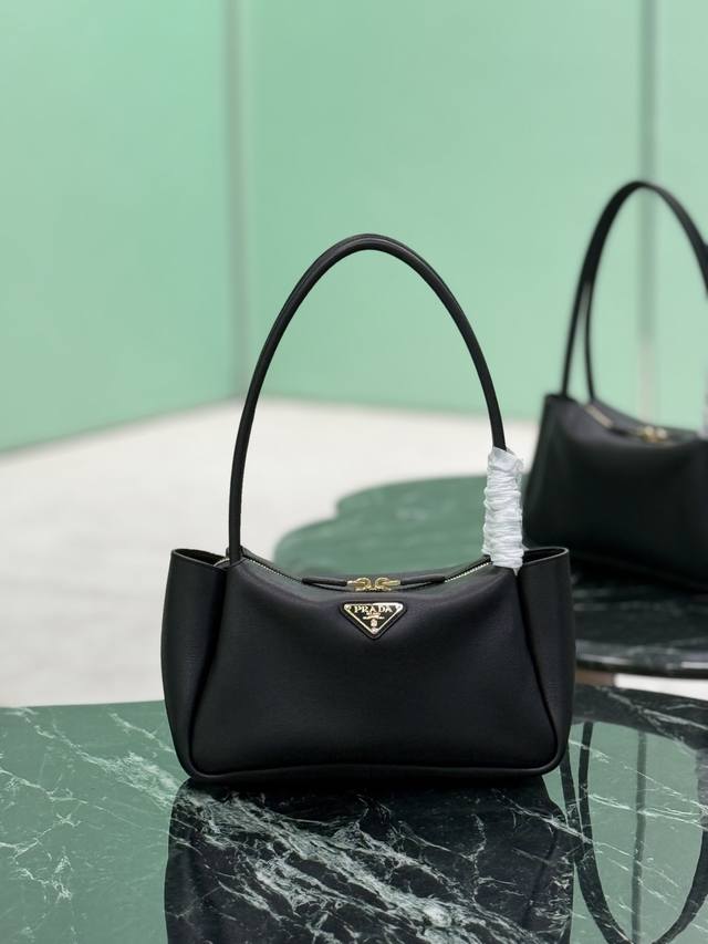 Underarm Handbag This model is made of imported calfskin, with imported lambski
