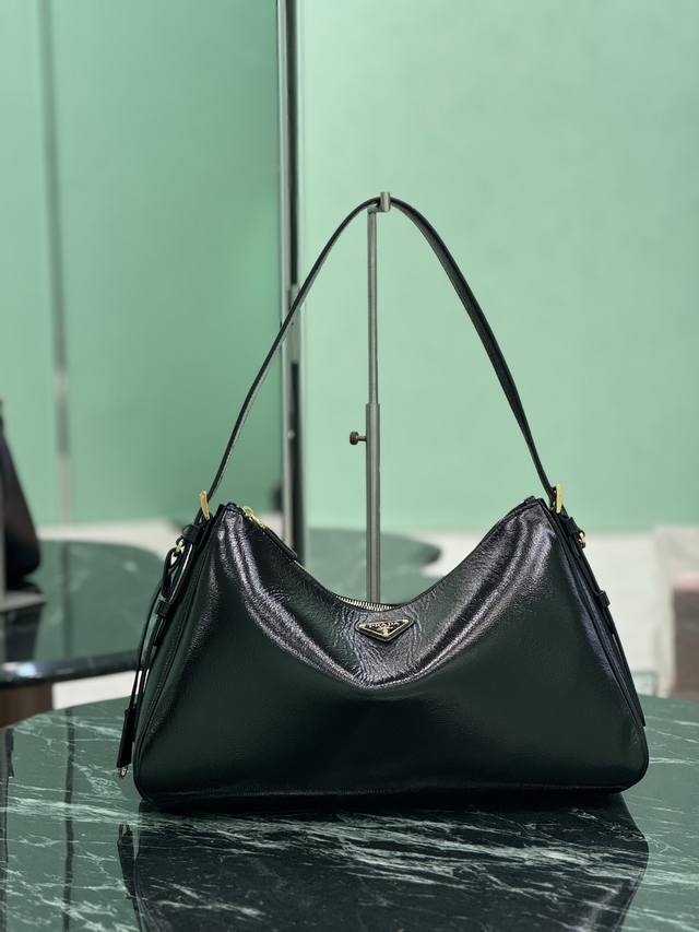 New wrinkled lacquer handbag The design of the shoulder bag is inspired by the