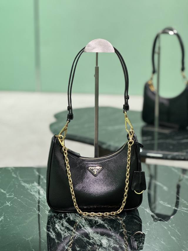 Hobo Underarm Wrinkled Patent Leather Hobo underarm bag has become a mainstream