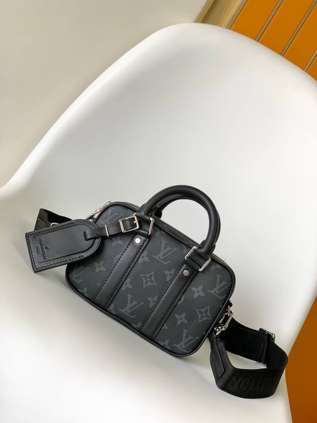 M82770The Nano Porte Documents Voyage brings attitude to the business world. It