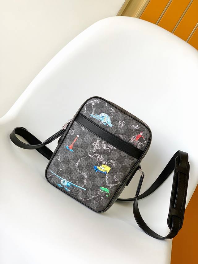 Top original N40239 Made of soft Taurillon leather with embossed Monogram patte