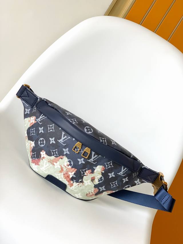 Top Original M23905 New Men's Chest Bag Chest bag, beautiful design details, zi