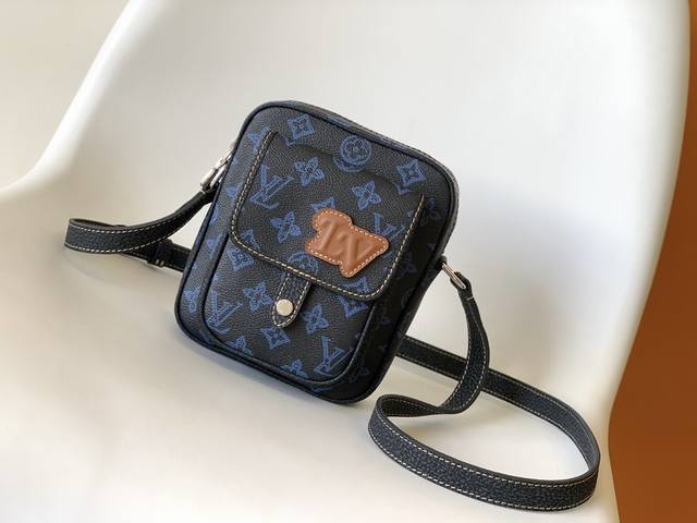New M81854 Denim Blue M69404 Christopher Mini Handbag is made of Louis Vuitton'
