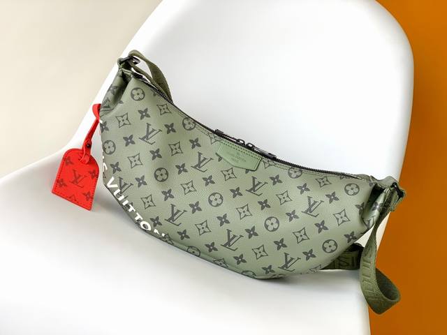 M23779 Green This Hamac handbag is made of Monogram canvas and is comfortable to