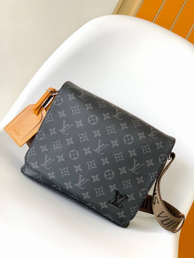 Top Original M45627 Top Original This District small messenger bag is made of M