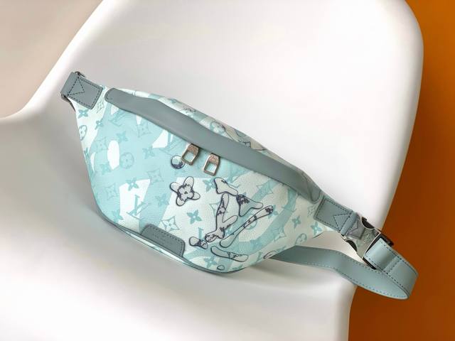 Top original new M22576 Light blue men's chest bag Lv chest bag, beautiful desi
