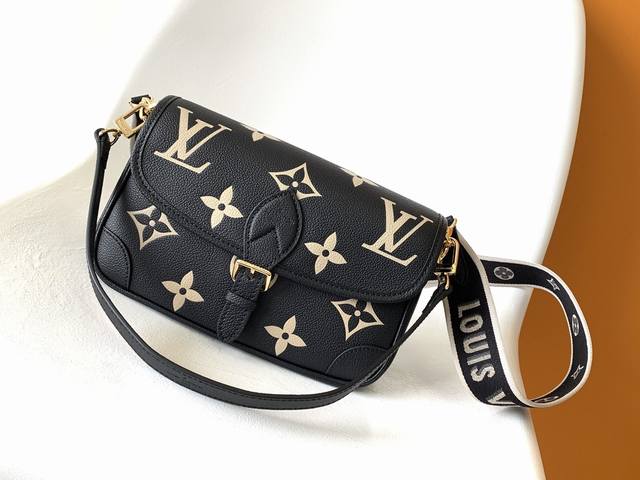 M46583 Gray M46584 Black Top original single This Diane handbag is made of Louis