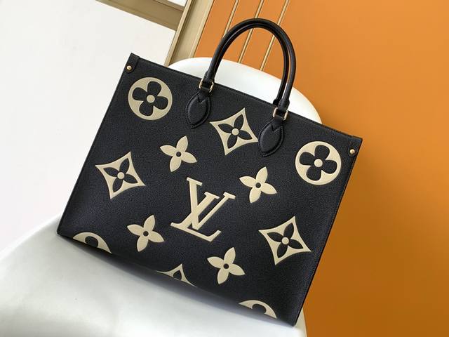 Onthego Large Handbag M45945 Black This Onthego handbag is made of Monogram Empr