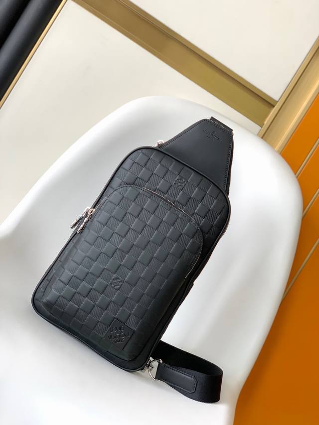 Top original single This Avenue shoulder bag is embossed with classic checkerbo