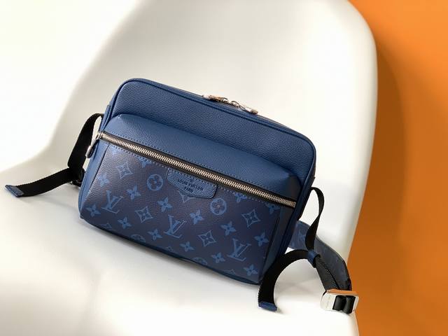 Top original Lu Outdoor messenger bag M30242 blue 30233 black welcomes the spri