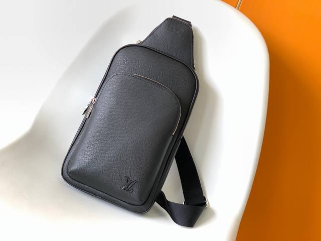 Exclusive real shot of the original M46344 Avenue shoulder bag in black with cr