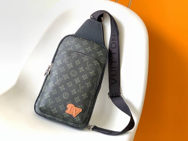 Exclusive real shot of the original M46344 black flower Avenue shoulder bag. Th