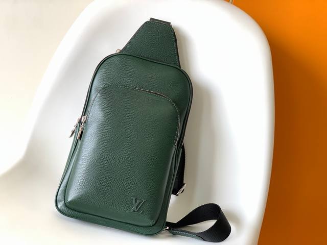 Exclusive real shot of the original M46344 cross-grain green Avenue shoulder ba