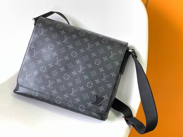 Top original District Medium Handbag's large capacity and multi-pocket design m