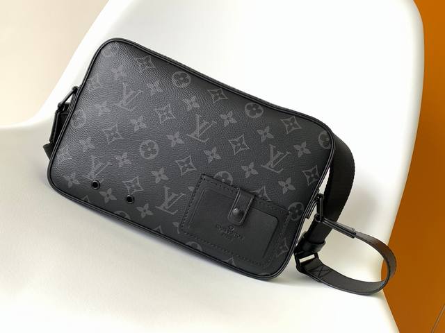 Top original N40188 The black flower Alpha messenger bag exudes a modern atmosp