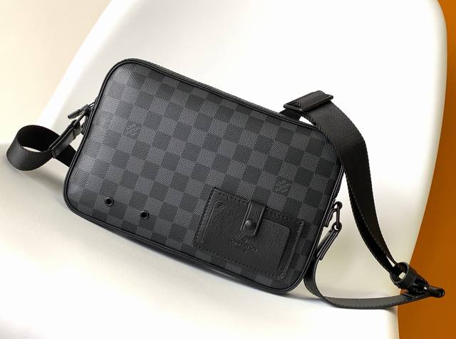 Top original N40364 Black belt Alpha messenger bag releases a modern atmosphere