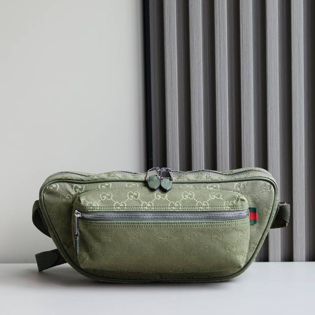 NEW This shoulder bag is crafted in Gg canvas, paying tribute to the instantly r