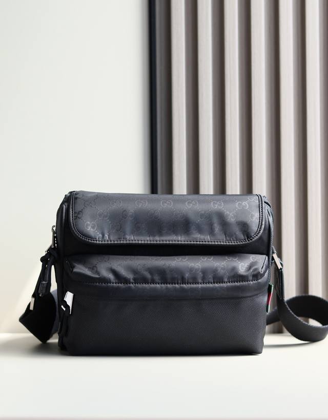 New 2025 Early Spring Men's Bag Collection, ingeniously blending sleek lines wi
