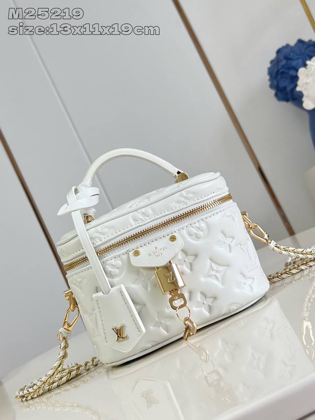 Top original single home real shot M25219 White This Vanity small handbag is ma