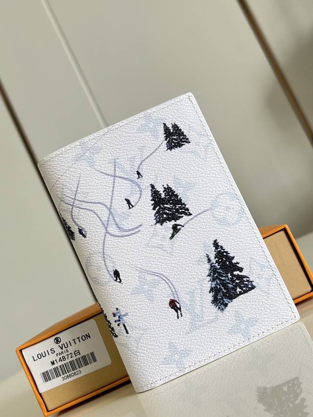 Factory Price P Top Original M14872 White Passport Holder Made of Colored Monog