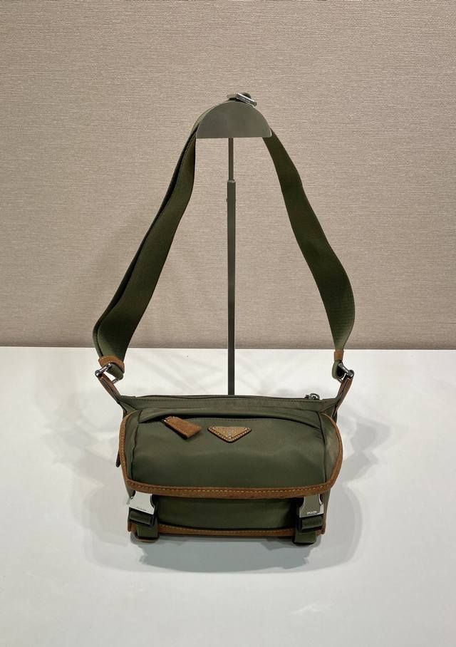 Super Edition Mini Messenger Bag 2Vh171A Mini This flap shoulder bag is made of