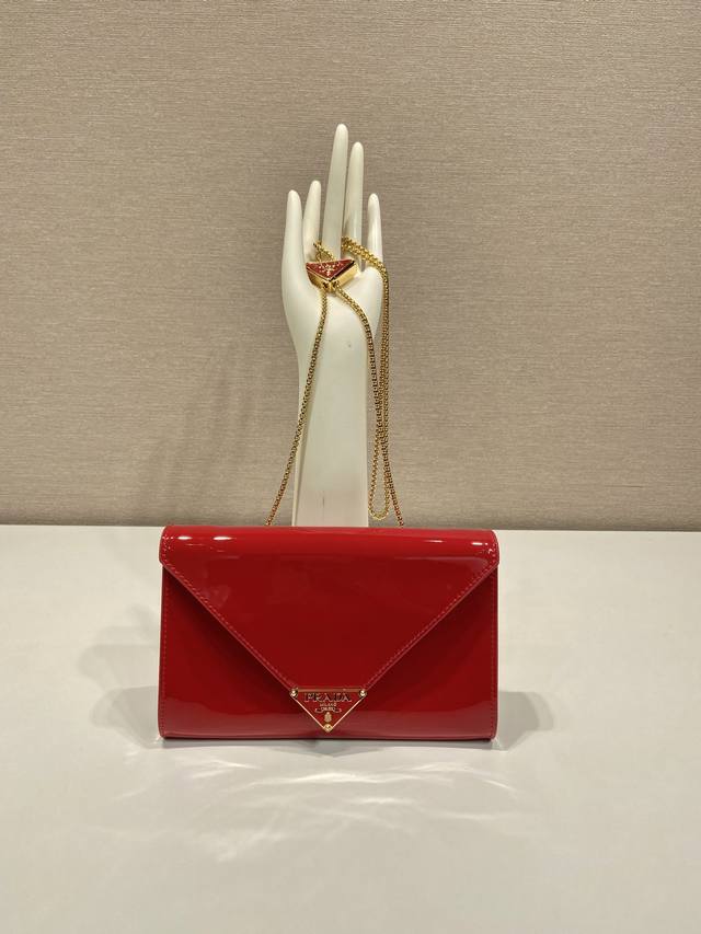 Special Edition Patent Leather Envelope Bag 1B Clutch The glossy feel of the pa