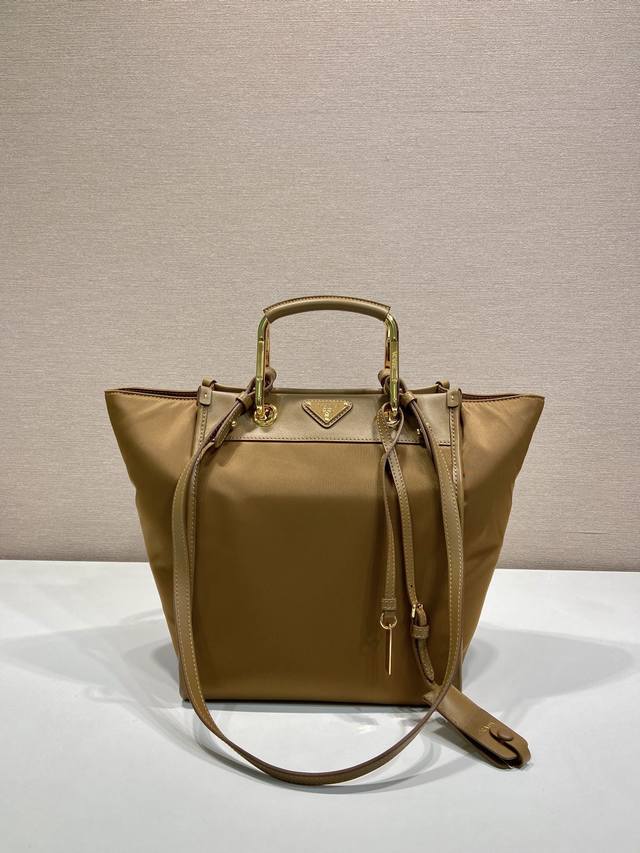 New Tote Bag 1Bg578 This tote bag features a stylish geometric shape, combining