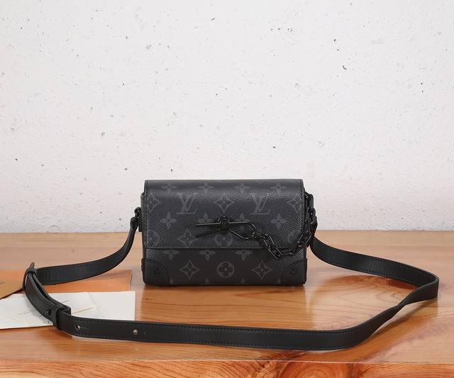 163C01Dynamic chipThe original and enhanced Steamer mini bag is made of Monogram