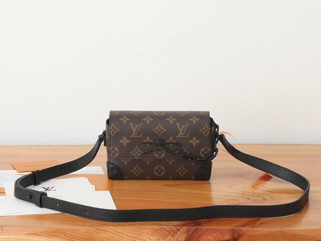 163C01Dynamic chipThe top original and enhanced Steamer mini handbag is made of