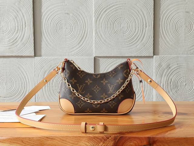 163C01Dynamic chipThe top original and enhanced Nano Boulogne handbag pays tribu